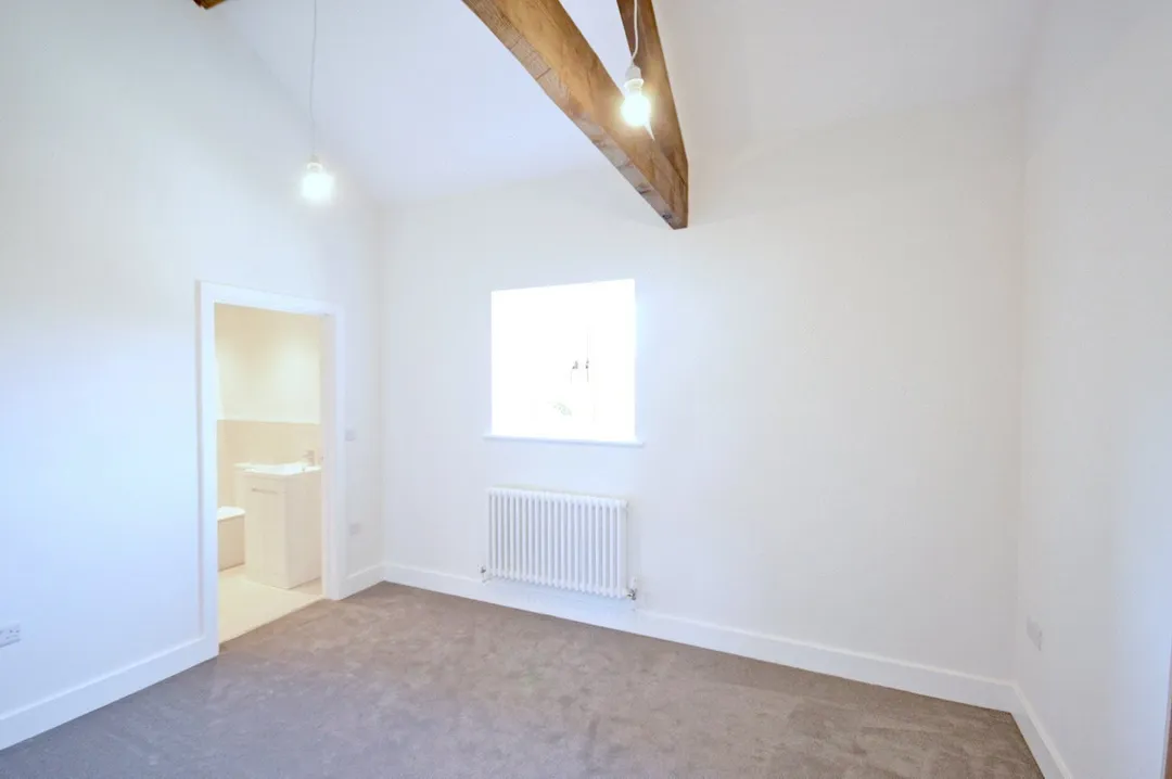 https://mr0.homeflow-assets.co.uk/files/photo/image/48100/0193/_x_/OCL240055_06.jpg