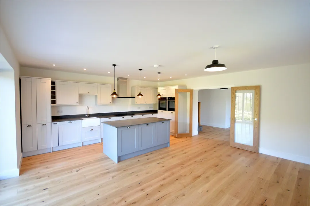 https://mr0.homeflow-assets.co.uk/files/photo/image/48100/0198/_x_/OCL240055_09.jpg