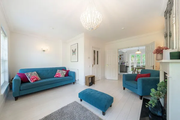 Grosvenor Place, Weybridge, KT13 photo 2