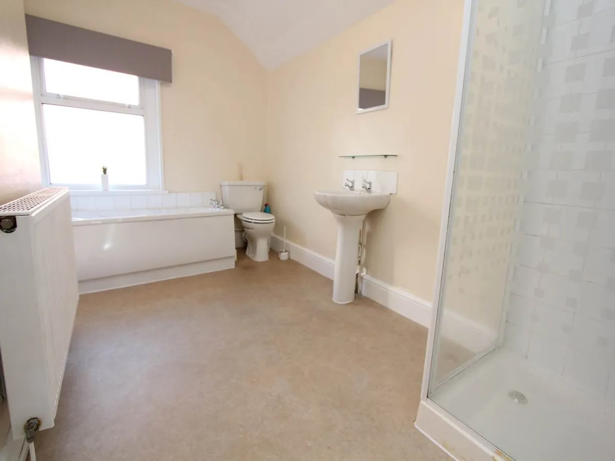 Queen Street, Barry, CF62