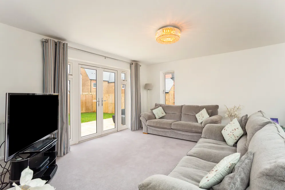 Tern Avenue, Horsham, RH12 photo 2