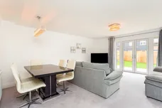 Tern Avenue, Horsham, RH12 photo 3