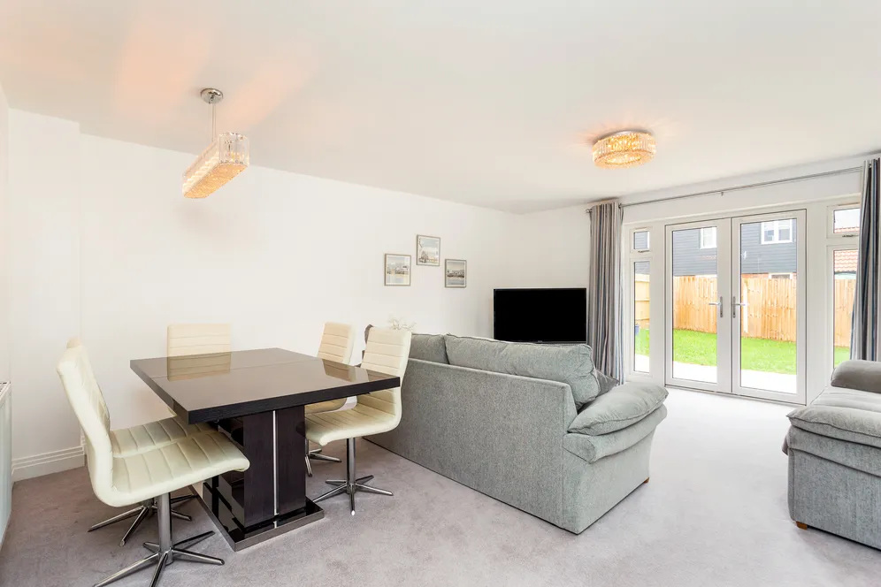 Tern Avenue, Horsham, RH12 photo 3