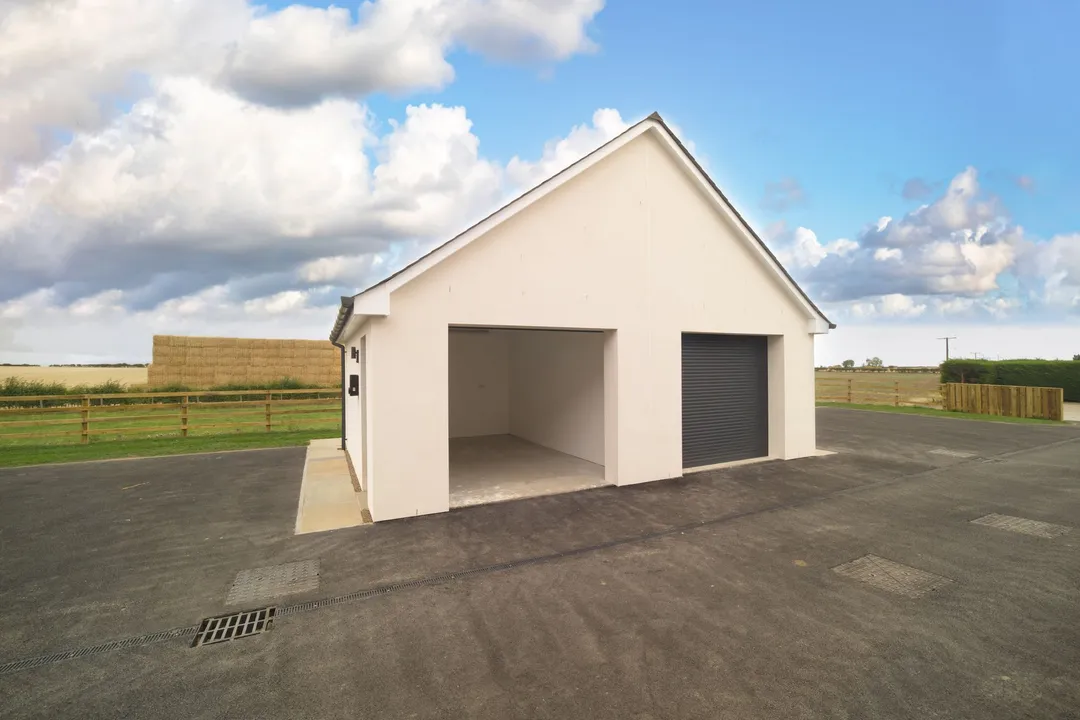 https://mr0.homeflow-assets.co.uk/files/photo/image/48104/5864/_x_/003A1331-47.jpg