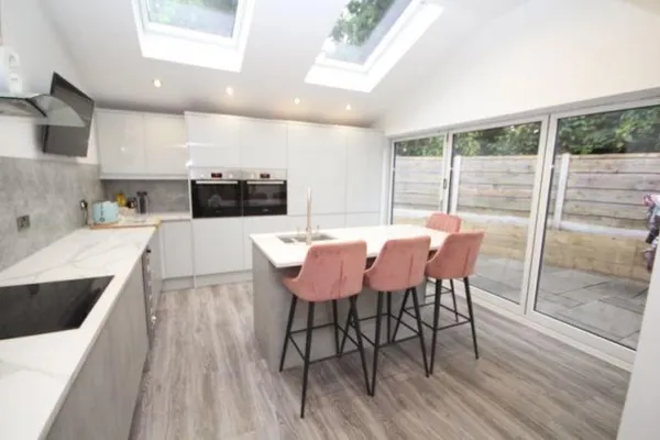 Burdett Avenue, Nordan