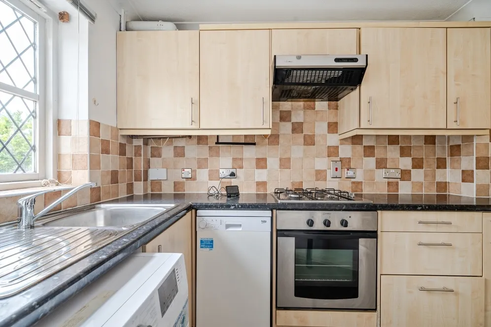 Hawthorne Place, Epsom KT17 photo 2