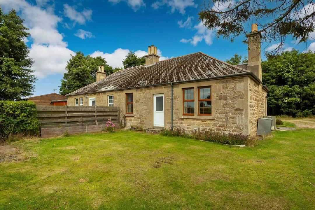 https://mr0.homeflow-assets.co.uk/files/photo/image/48115/1480/_x_/80138_E_Unthank_FC-030.jpg