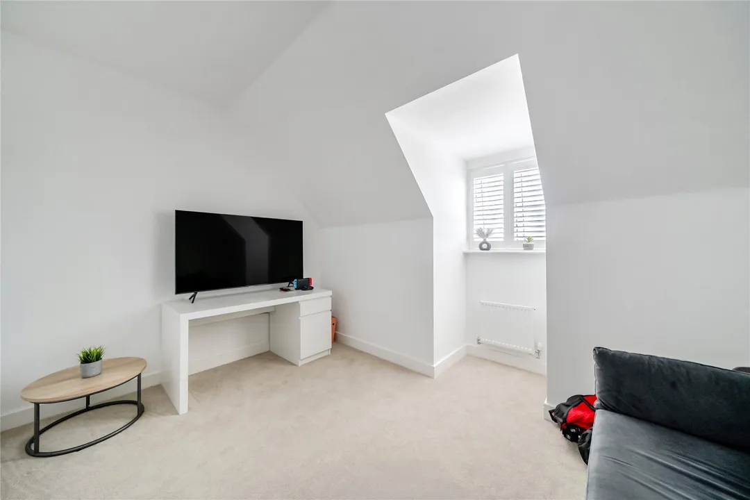 https://mr0.homeflow-assets.co.uk/files/photo/image/48115/6083/_x_/TOP260175_11.jpg