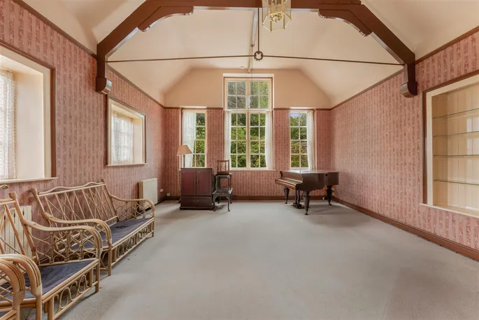 Property carousel image 3