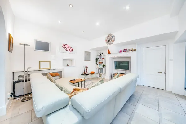 Mayfield Road, Weybridge, KT13 photo 2