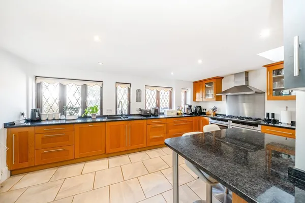 Mayfield Road, Weybridge, KT13 photo 4