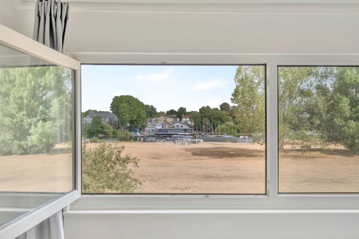 Buckingham Gardens, West Molesey KT8 photo 2