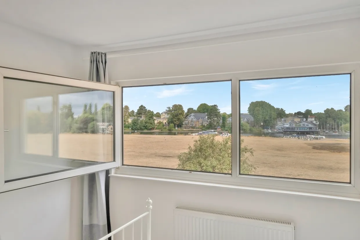 Buckingham Gardens, West Molesey KT8 photo 13