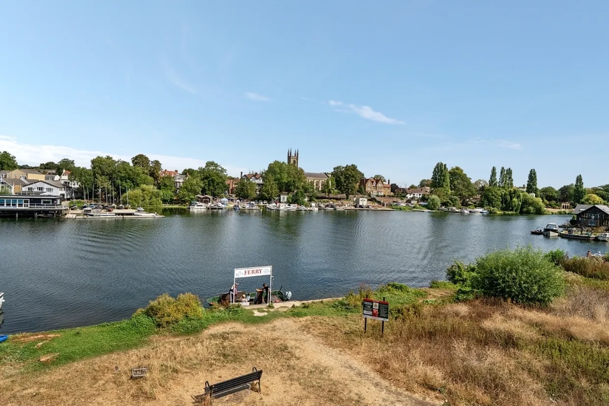 Buckingham Gardens, West Molesey KT8 photo 18