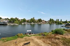 Buckingham Gardens, West Molesey KT8 photo 18