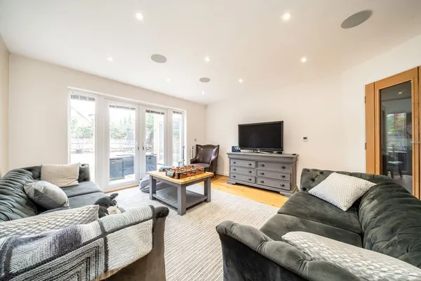 Hanger Hill, Weybridge, KT13 photo 2