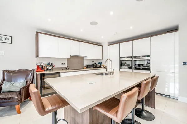 Hanger Hill, Weybridge, KT13 photo 3