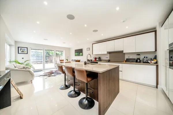 Hanger Hill, Weybridge, KT13 photo 4