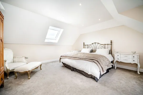 Hanger Hill, Weybridge, KT13 photo 6