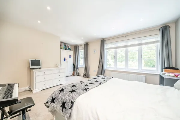 Hanger Hill, Weybridge, KT13 photo 9