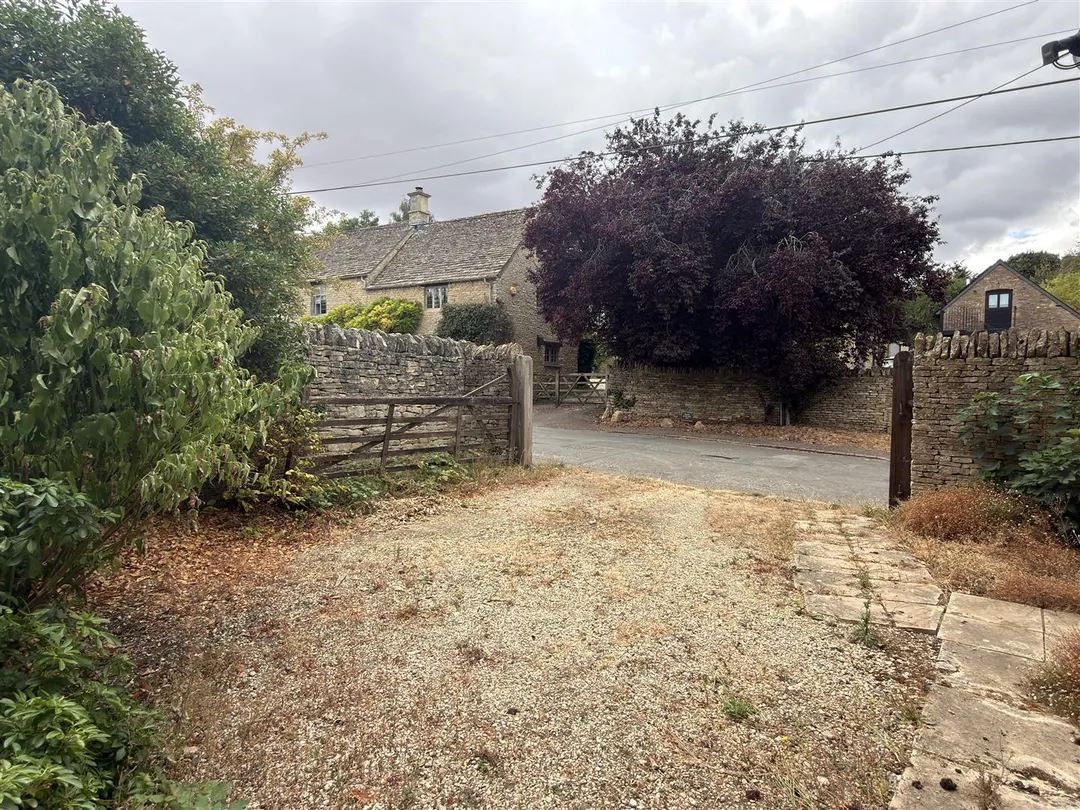 https://mr0.homeflow-assets.co.uk/files/photo/image/48120/6118/_x_/edv5Jf8L0kWcJ1UJwZi6hQ.jpg