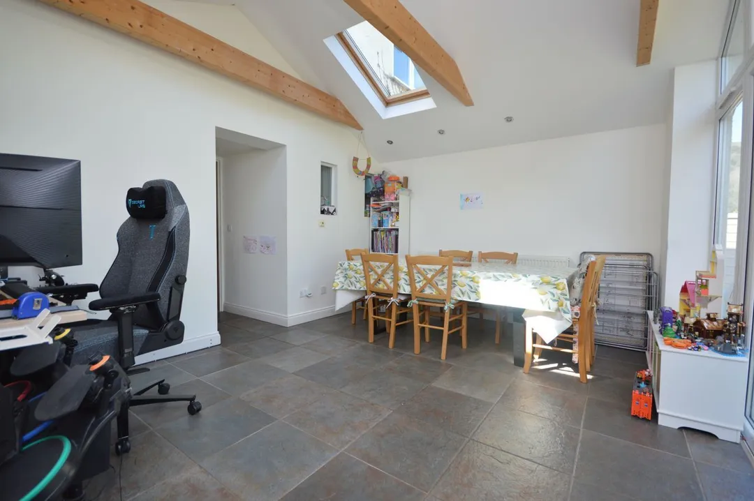 https://mr0.homeflow-assets.co.uk/files/photo/image/48121/2252/_x_/55242613.jpg