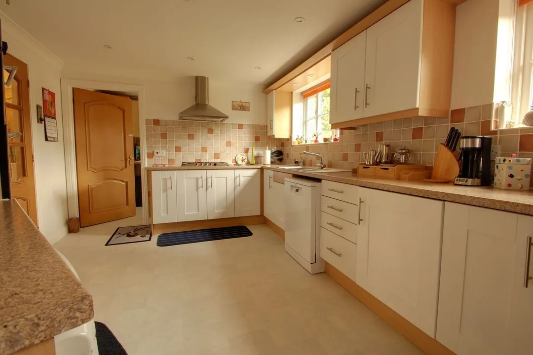 https://mr0.homeflow-assets.co.uk/files/photo/image/48124/0820/_x_/50815901.jpg