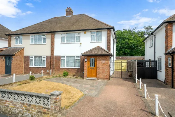 Brickfield Avenue, Leverstock Green, Hemel Hempstead, Hertfordshire, HP3 8NP