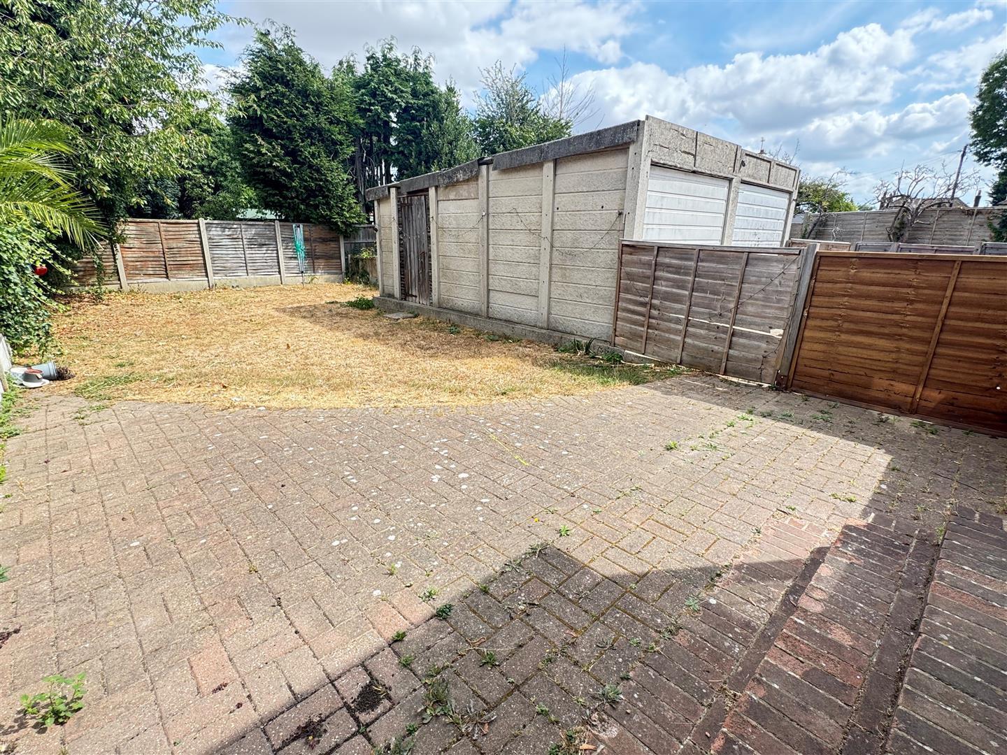 Carlton Avenue, Westcliff-On-Sea Image 11