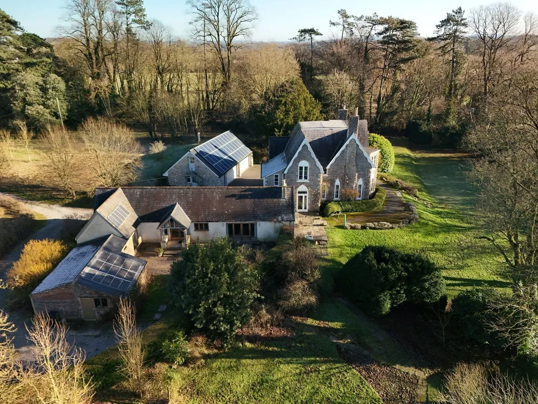 https://mr0.homeflow-assets.co.uk/files/photo/image/48126/2030/_x_/39881177.jpg