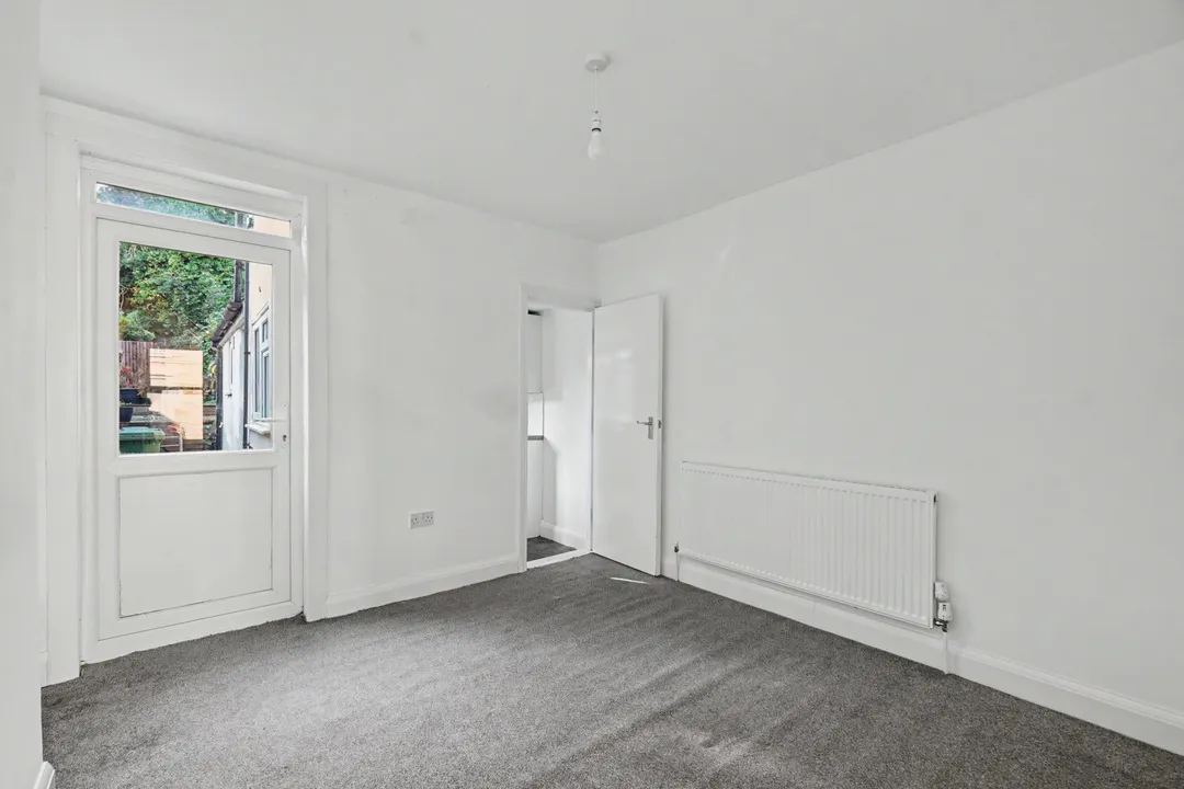 https://mr0.homeflow-assets.co.uk/files/photo/image/48127/0489/_x_/24017_rdhacb_83306513_IMG_3.jpg