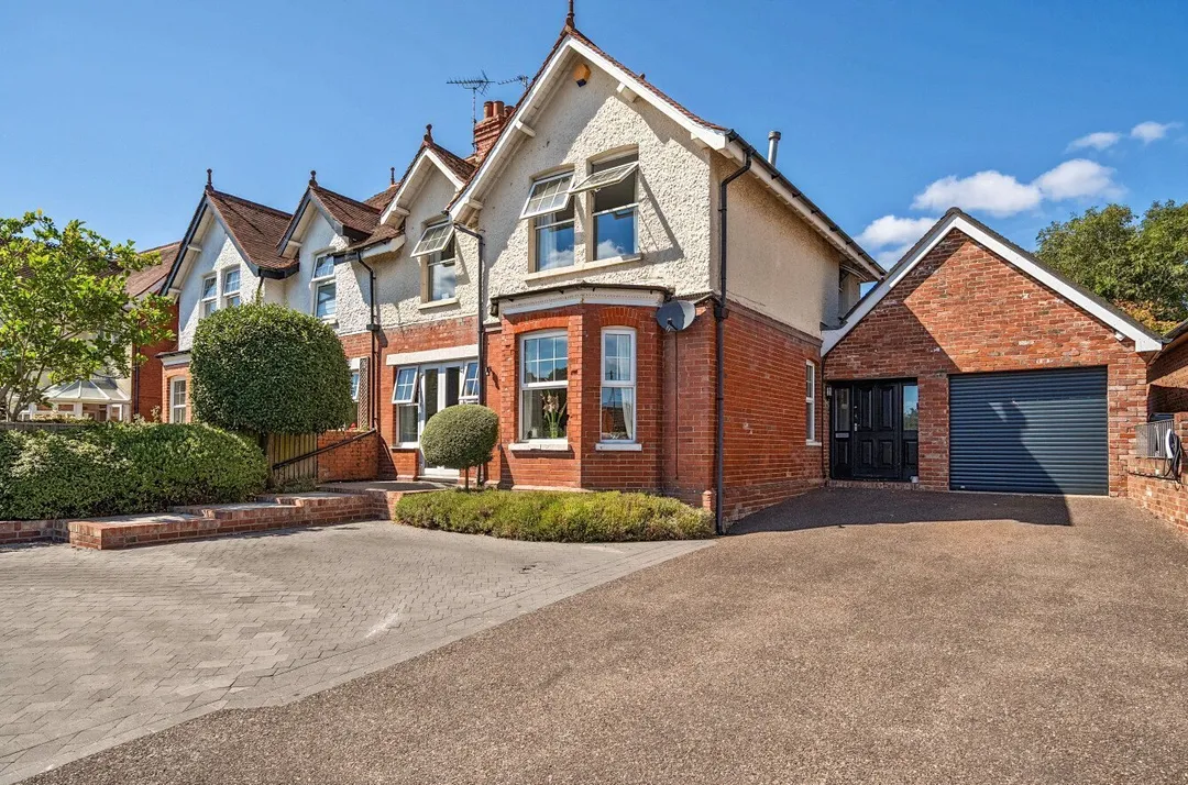 https://mr0.homeflow-assets.co.uk/files/photo/image/48127/3409/_x_/TOP260215_24.jpg