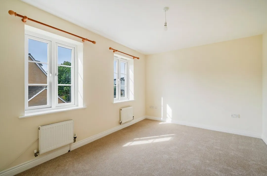 https://mr0.homeflow-assets.co.uk/files/photo/image/48127/3435/_x_/SOU260370_15.jpg
