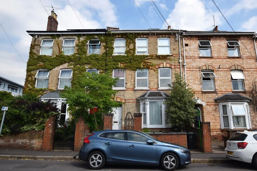 https://mr0.homeflow-assets.co.uk/files/photo/image/48127/5443/_x_/OCL180073_04.jpg