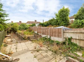 Foxholes Avenue, Hertford thumb 2