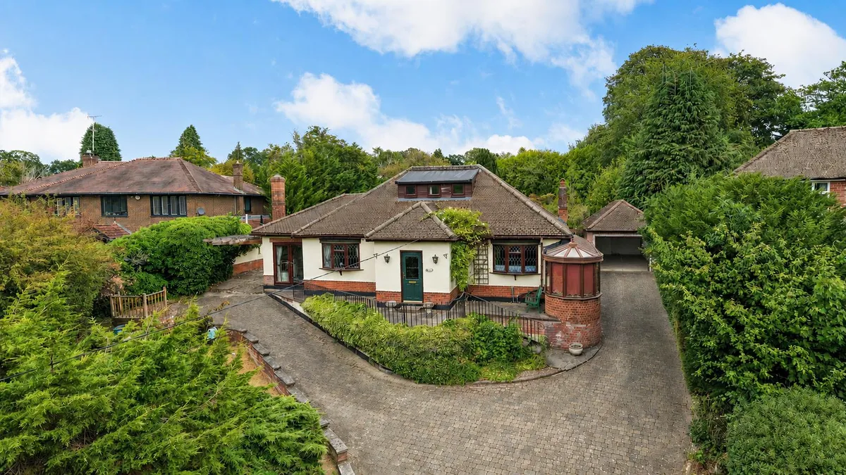 Dunstable Road, Studham, Bedfordshire, LU6 2QJ