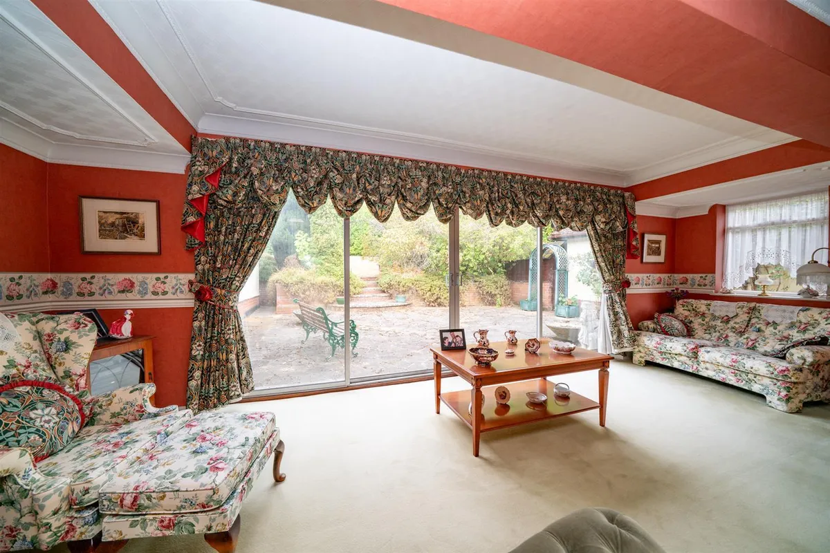 Dunstable Road, Studham, Bedfordshire, LU6 2QJ