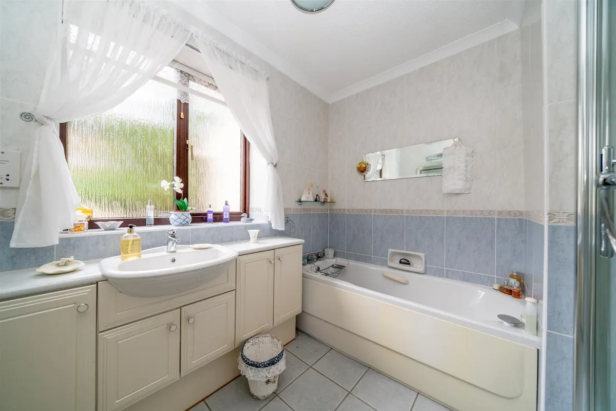 Dunstable Road, Studham, Bedfordshire, LU6 2QJ