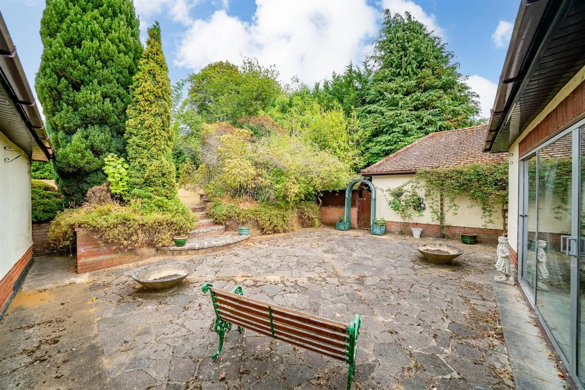 Dunstable Road, Studham, Bedfordshire, LU6 2QJ