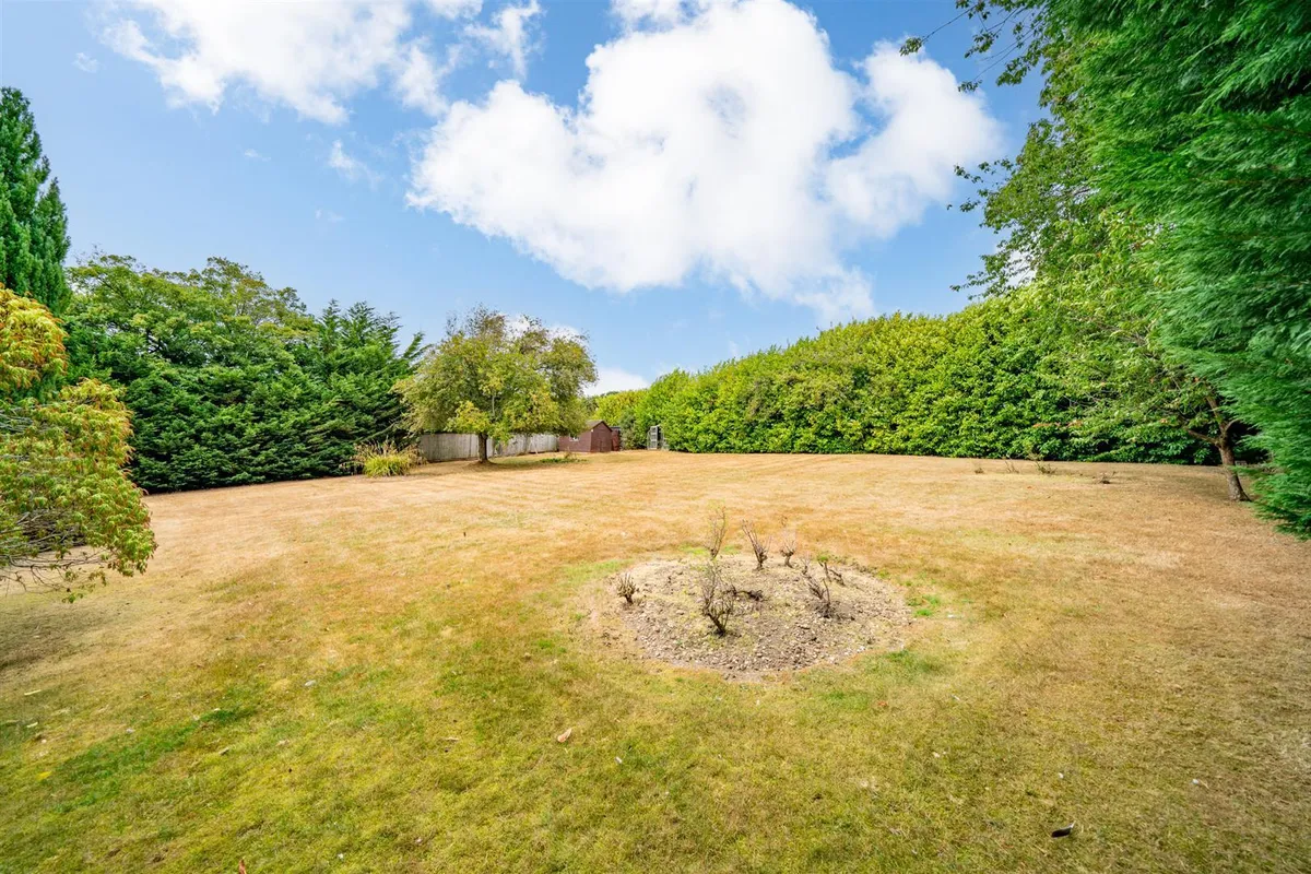 Dunstable Road, Studham, Bedfordshire, LU6 2QJ