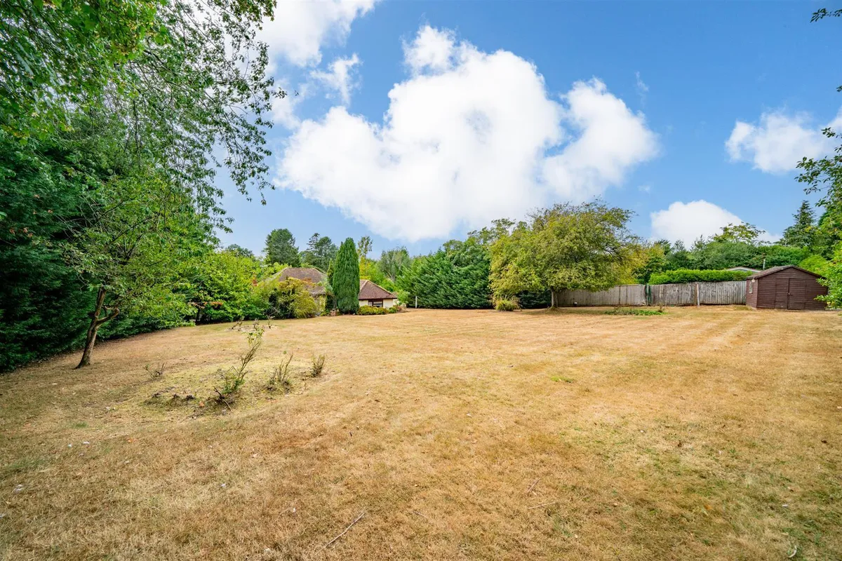Dunstable Road, Studham, Bedfordshire, LU6 2QJ