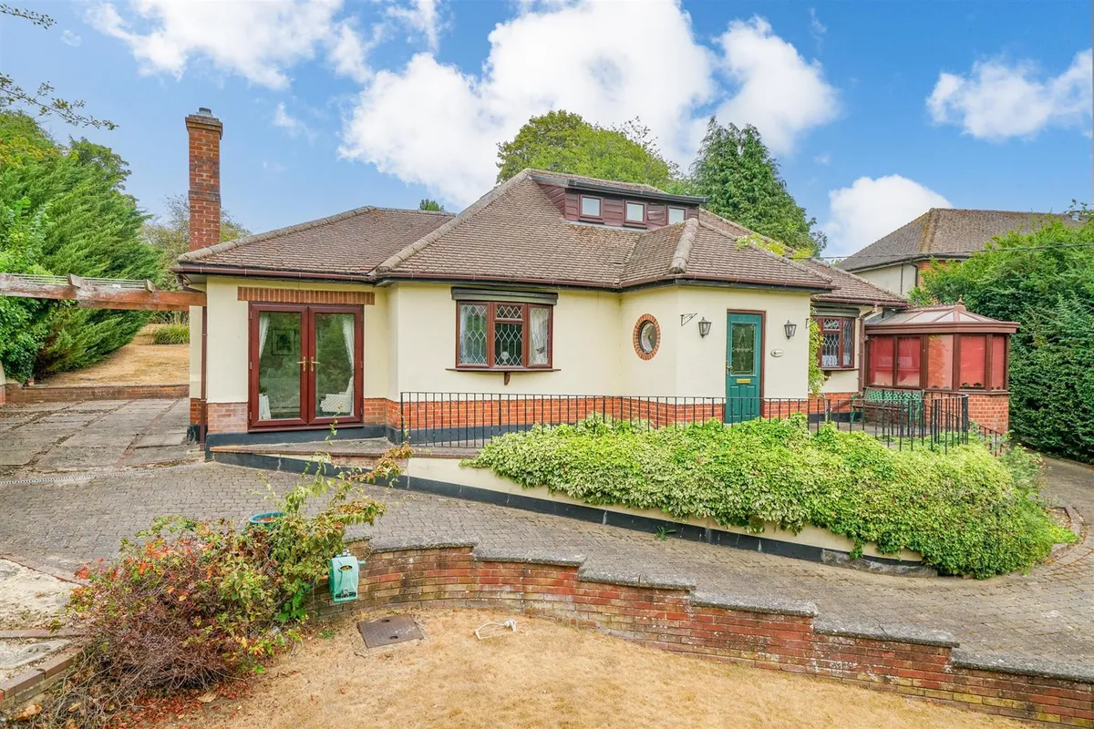 Dunstable Road, Studham, Bedfordshire, LU6 2QJ