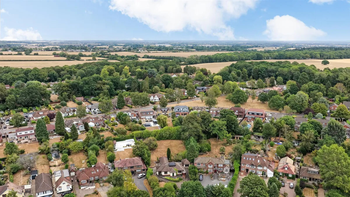 Dunstable Road, Studham, Bedfordshire, LU6 2QJ
