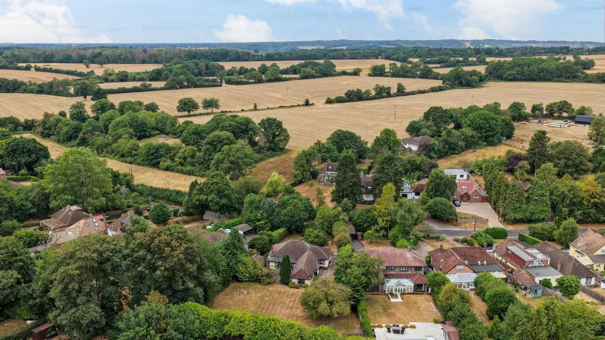 Dunstable Road, Studham, Bedfordshire, LU6 2QJ