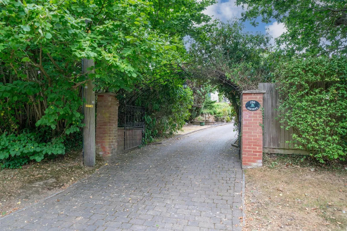 Dunstable Road, Studham, Bedfordshire, LU6 2QJ
