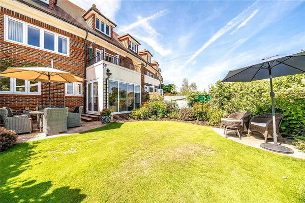 St Nicholas Crescent, Pyrford, GU22 photo 2