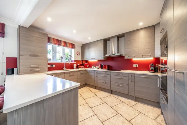 St Nicholas Crescent, Pyrford, GU22 photo 6