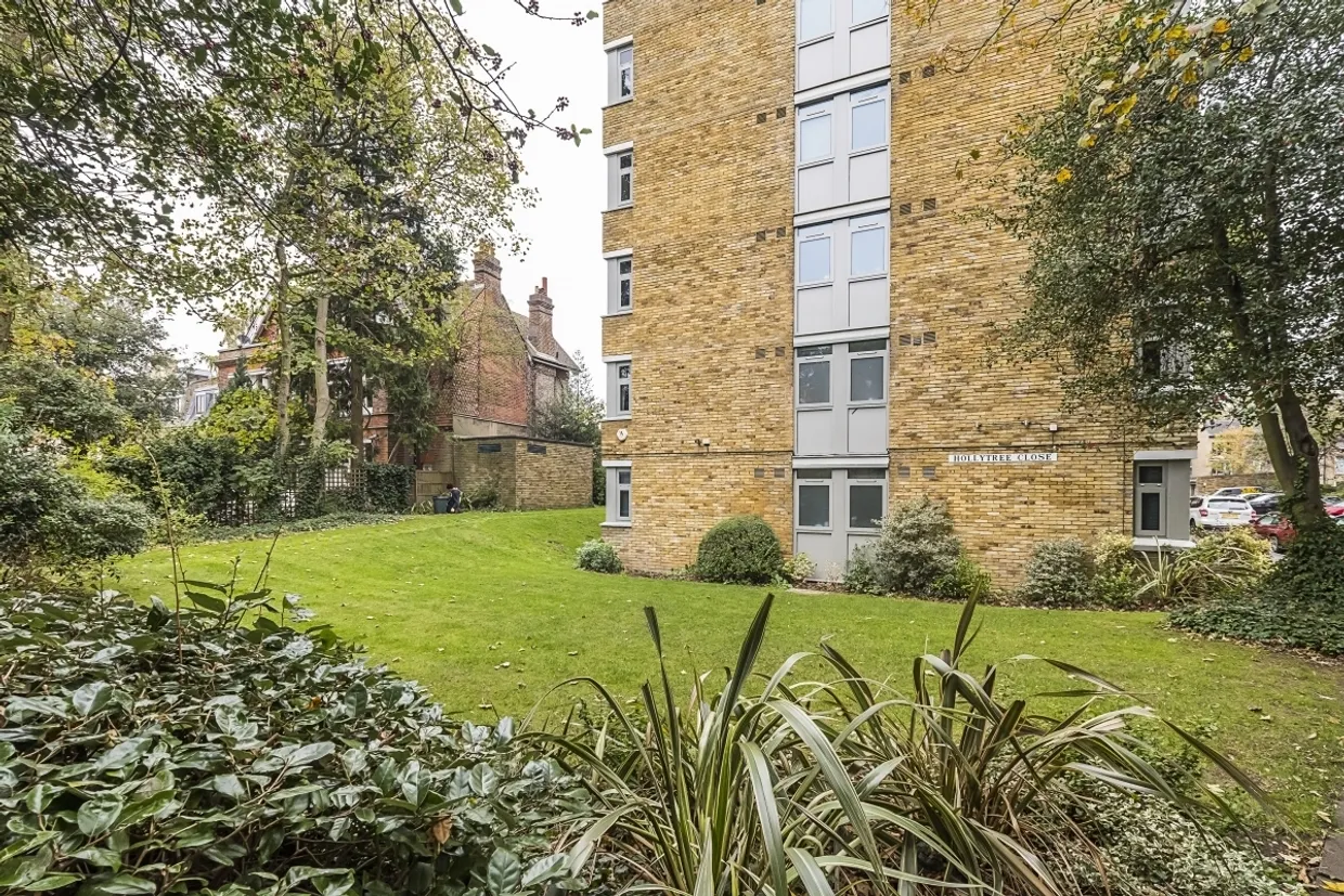 Holly Tree Close London SW19 photo 10