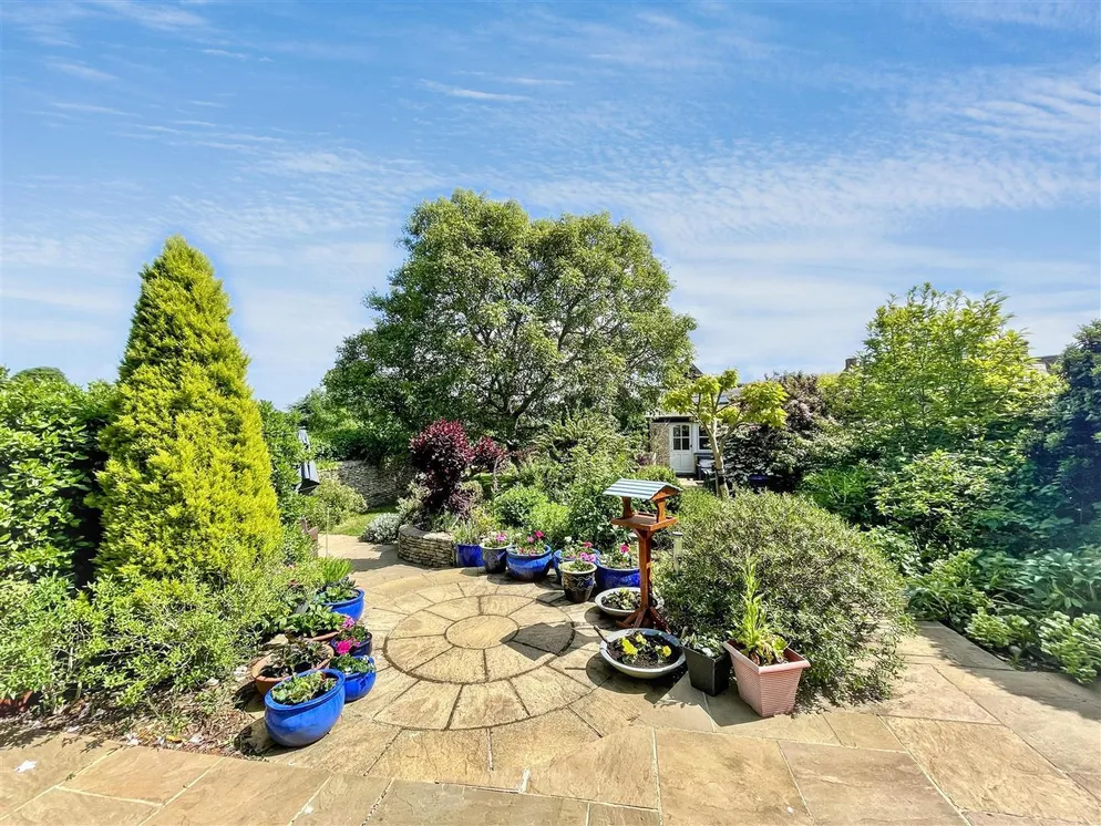 Property carousel item 18