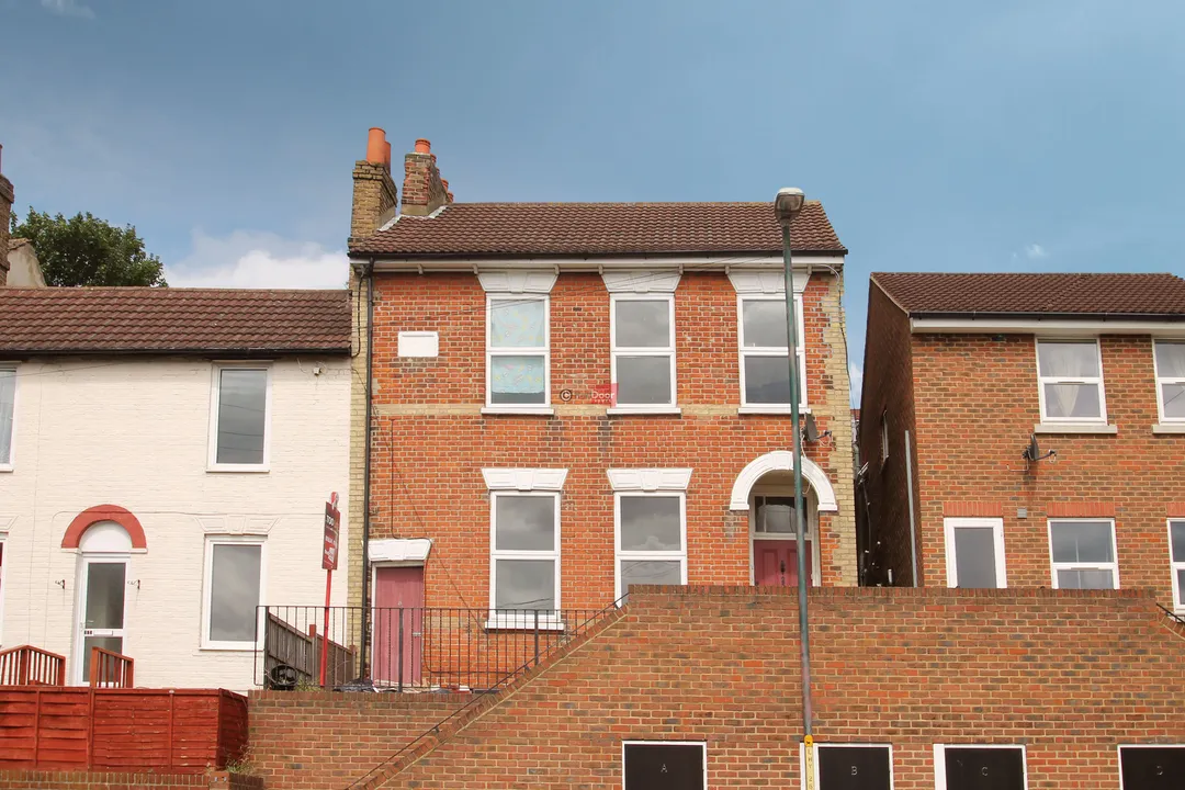 https://mr0.homeflow-assets.co.uk/files/photo/image/48142/0168/_x_/24017_EA_RL_5901387_IMG_0.jpg